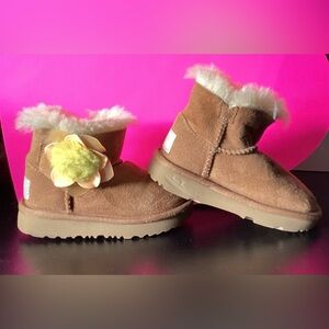 UGG MINI BAILEY CACTUS FLOWER BOOTS SIZE US6 UK5